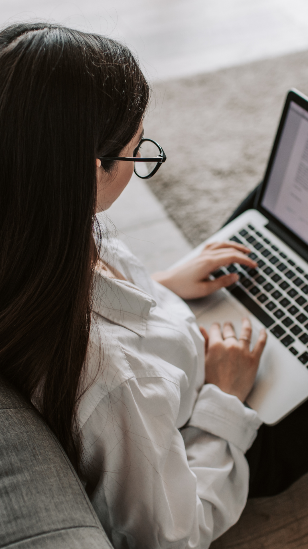 Pessoa utilizando notebook