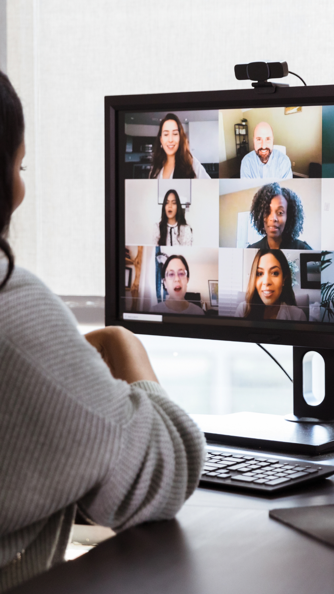 Pessoa assistindo webinar